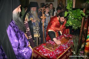 17. април 2009; Велики Петак; Вечерње, Изношење Плаштанице у Цетињском манастиру